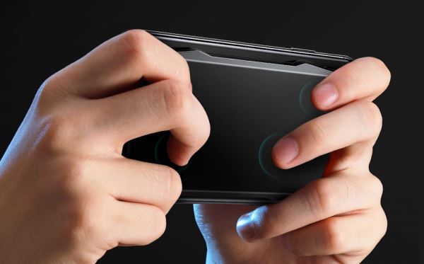 Геймпад Muja Smart Touchpad крепится к задней крышке смартфона и оснащен сенсорными клавишами